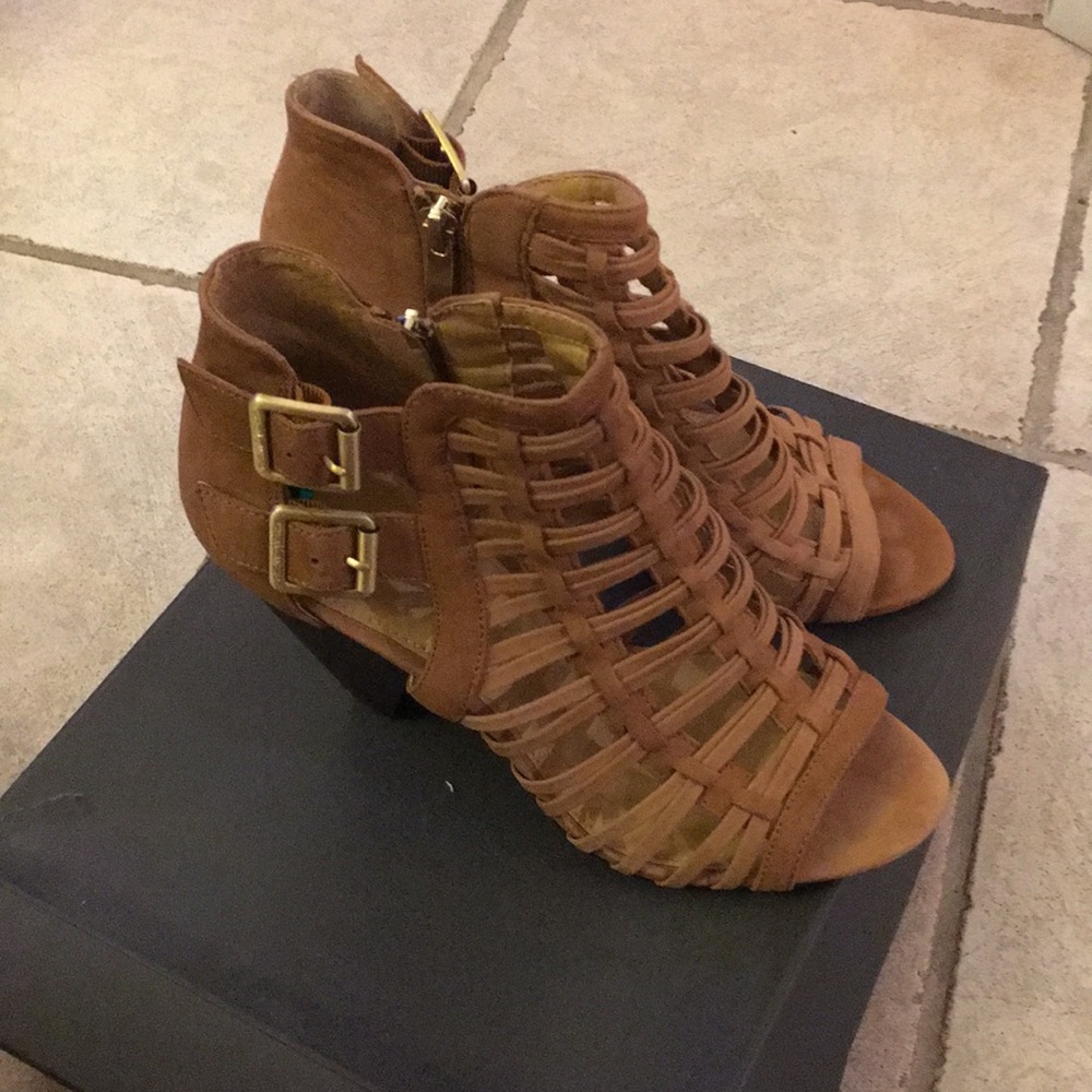 VINCE CAMUTO BEAUTIFUL CAMEL COLOR SHOES